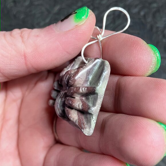 Hand Carved Tarantula Spider Pendant Ribbon Jasper Stone Jewelry - Picture 5 of 5